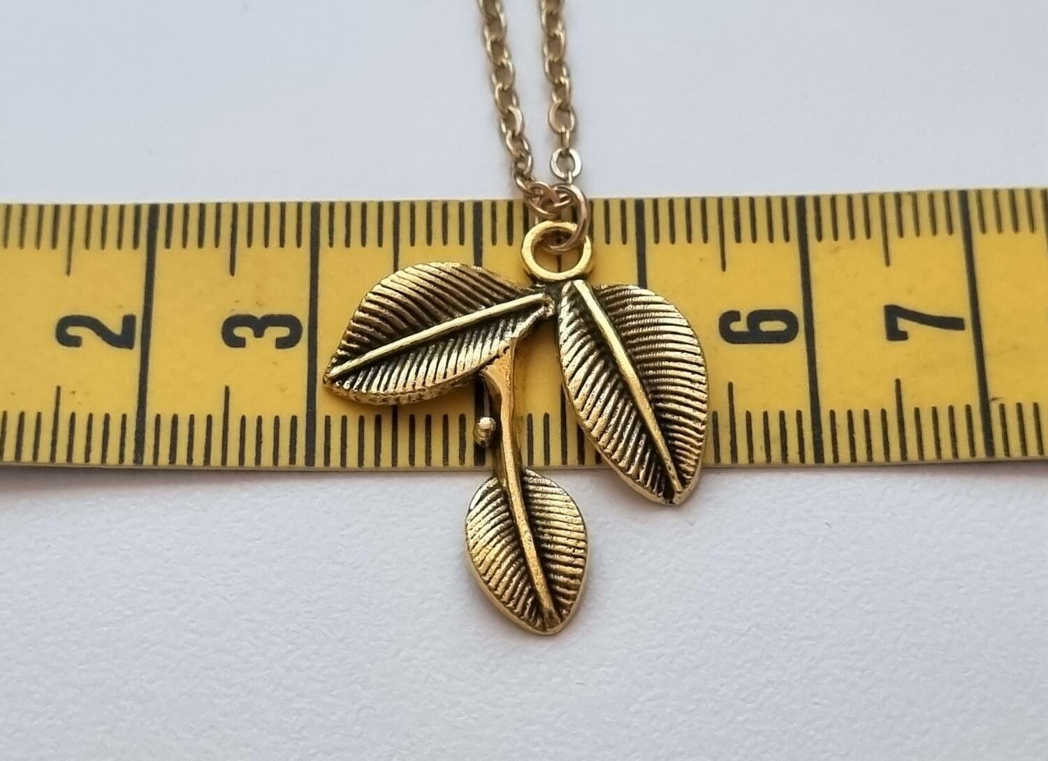 Halsband (50 cm) i rostfritt stål med söt berlock - Löv