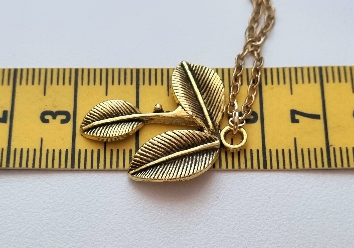 Halsband (50 cm) i rostfritt stål med söt berlock - Löv