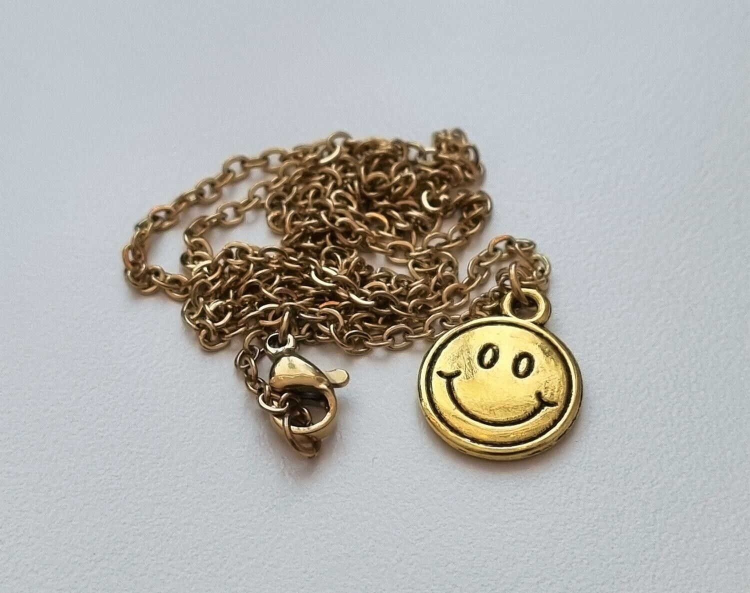Halsband (50 cm) i rostfritt stål med söt berlock - Smiley / Emoji