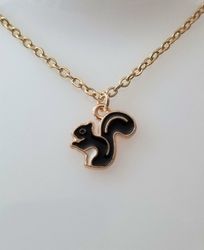 Halsband med en ekorre (50 cm lång kedja)