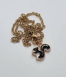 Halsband med en ekorre (50 cm lång kedja)