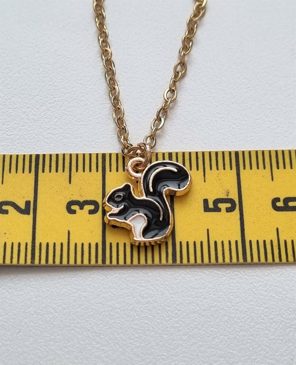 Halsband med en ekorre (50 cm lång kedja)