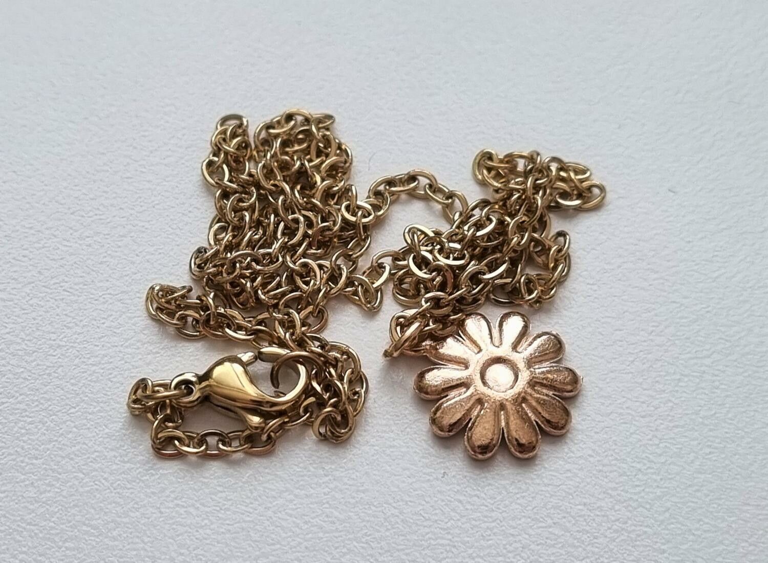 Halsband med en orange blomma (45 cm lång kedja)