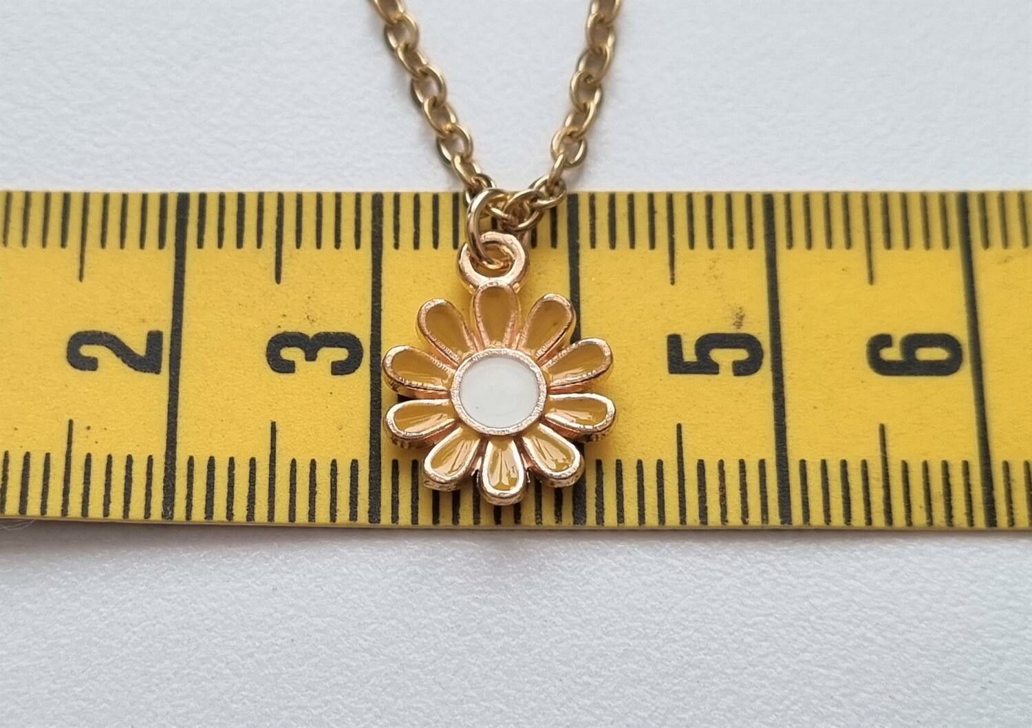 Halsband med en orange blomma (45 cm lång kedja)
