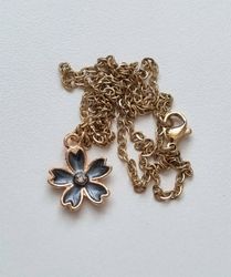 Halsband med en blomma (45 cm lång kedja)