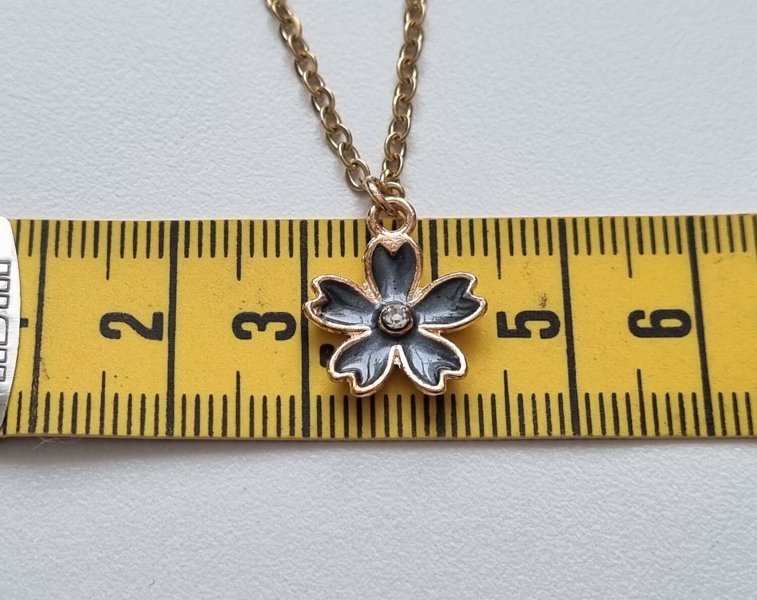 Halsband med en blomma (45 cm lång kedja)