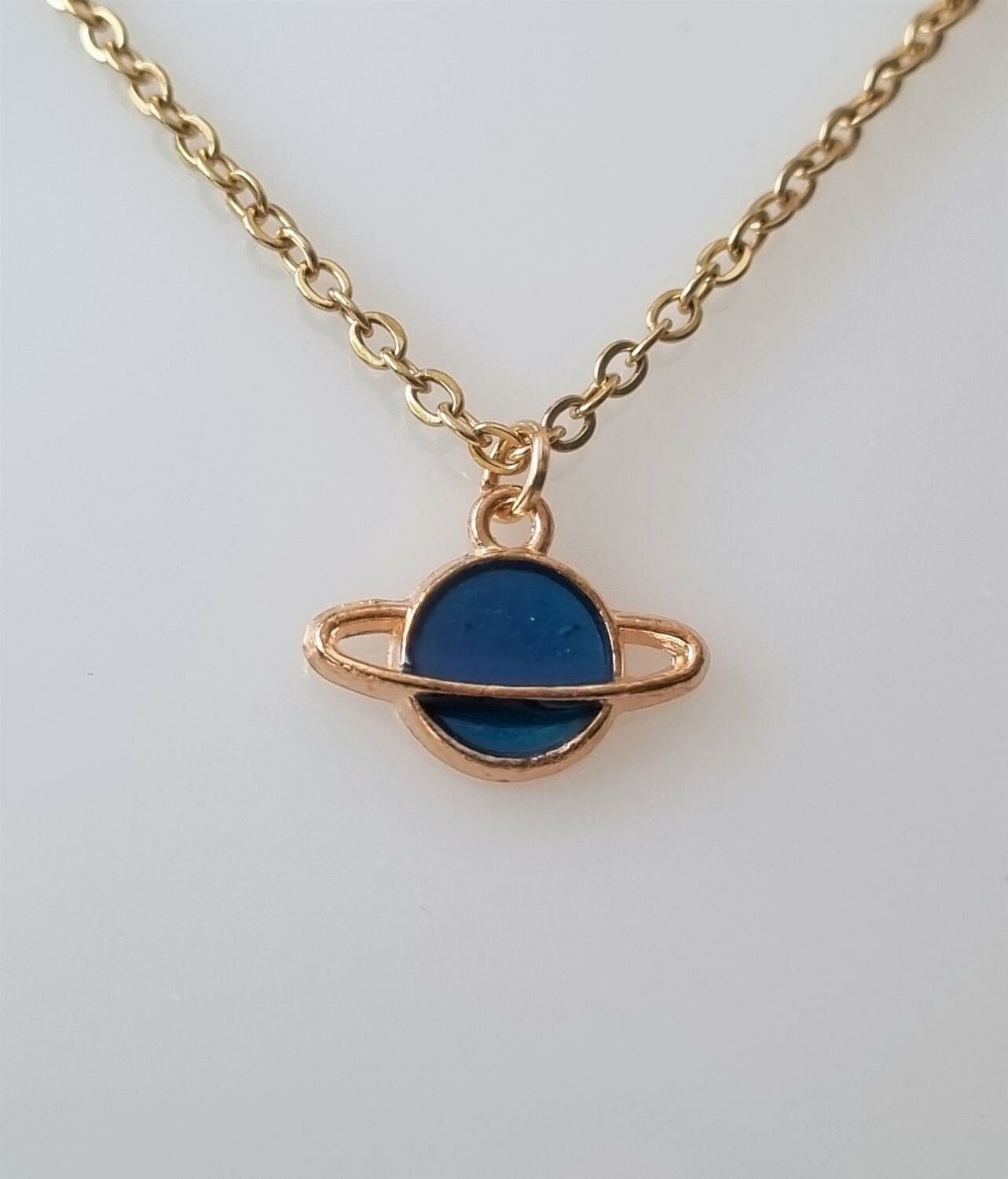 Halsband med en liten galax / planet (50 cm lång kedja)