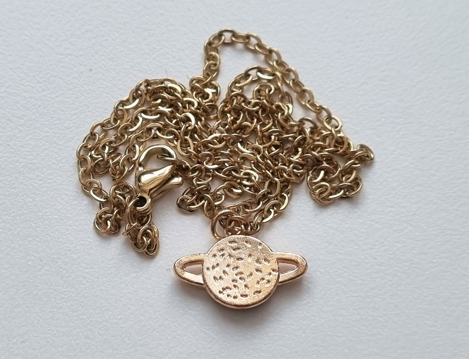 Halsband med en liten galax / planet (50 cm lång kedja)