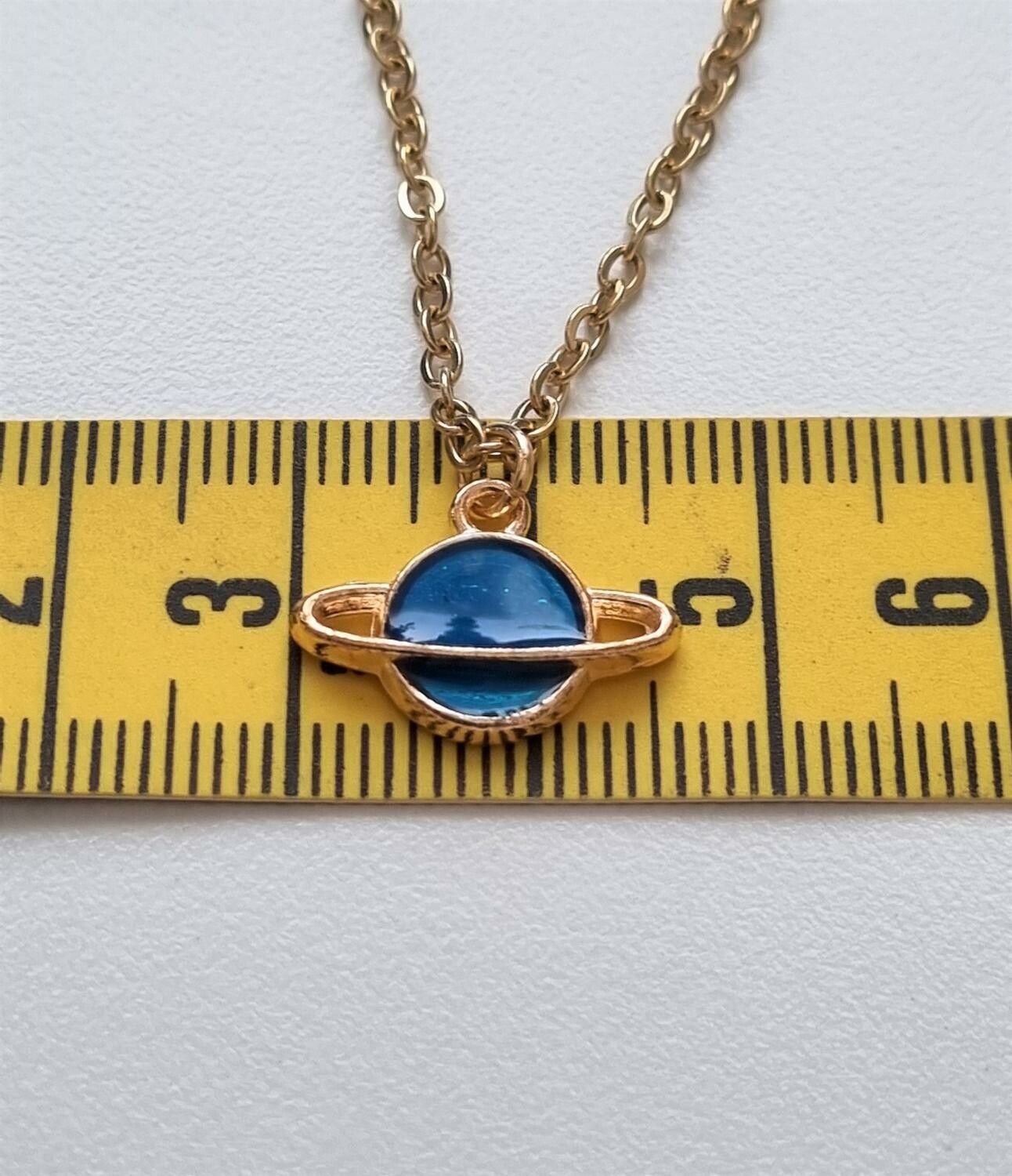 Halsband med en liten galax / planet (50 cm lång kedja)