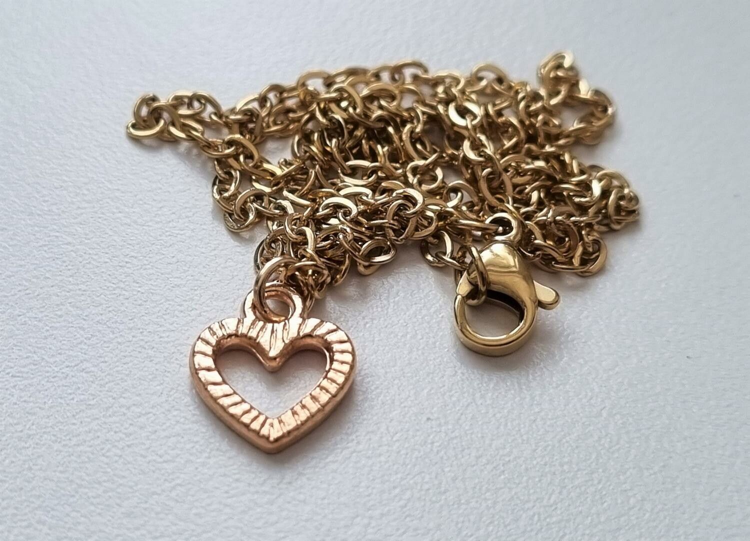 Halsband med ett rött hjärta (45 cm lång kedja)