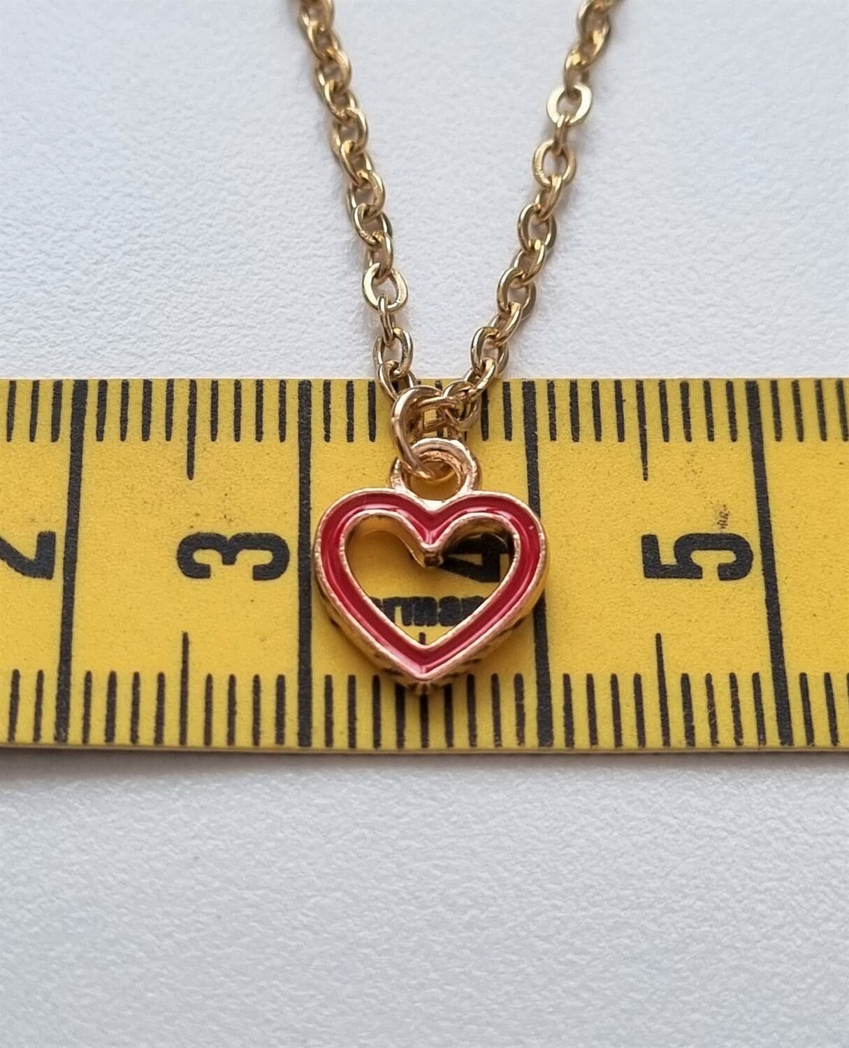 Halsband med ett rött hjärta (45 cm lång kedja)