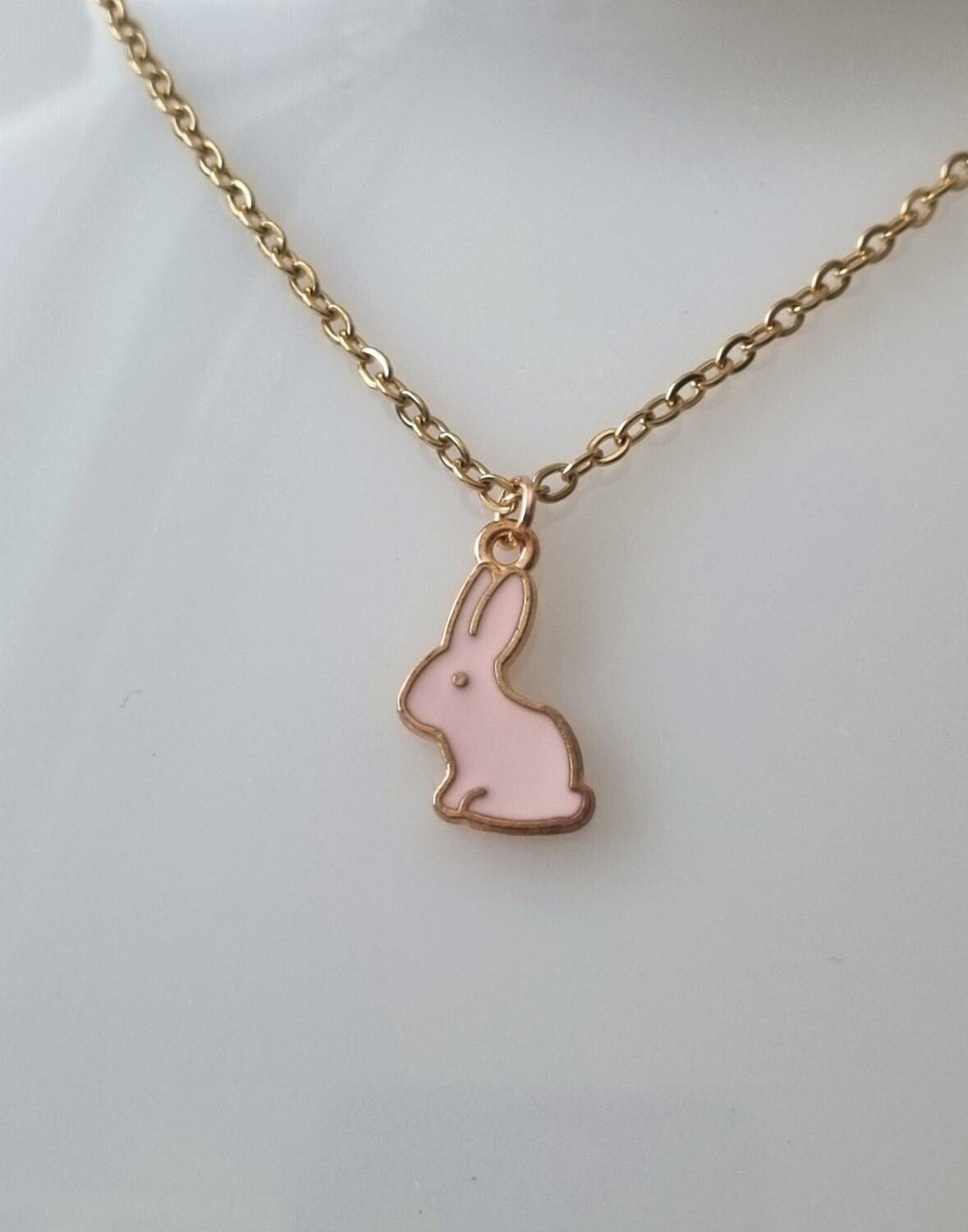 Halsband med en rosa kanin (50 cm lång kedja) Kaninberlock