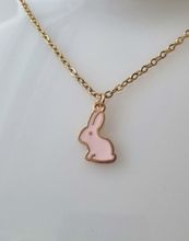 Halsband med en rosa kanin (50 cm lång kedja) Kaninberlock