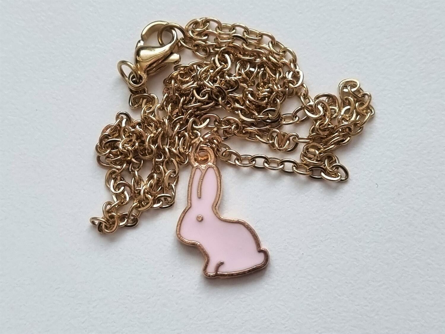 Halsband med en rosa kanin (50 cm lång kedja) Kaninberlock