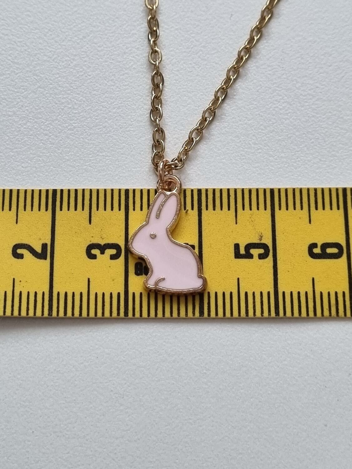 Halsband med en rosa kanin (50 cm lång kedja) Kaninberlock