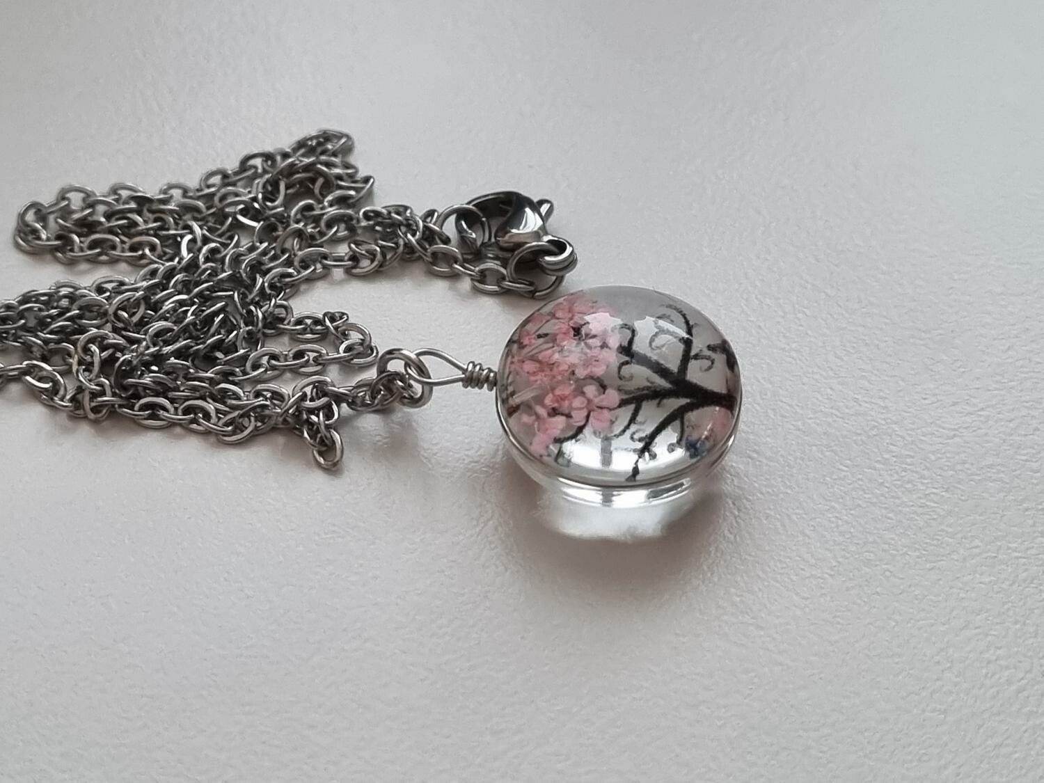 Halsband med rund glasberlock - Rosa träd (45 cm lång kedja)