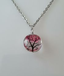 Halsband med rund glasberlock - Lila/cerisefärgat träd (45 cm lång kedja)