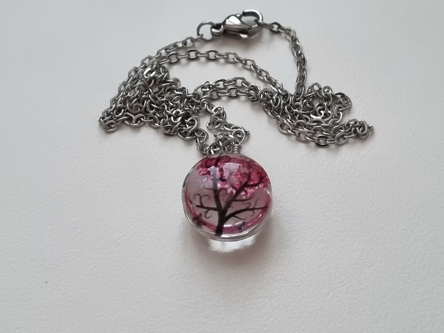 Halsband med rund glasberlock - Lila/cerisefärgat träd (45 cm lång kedja)
