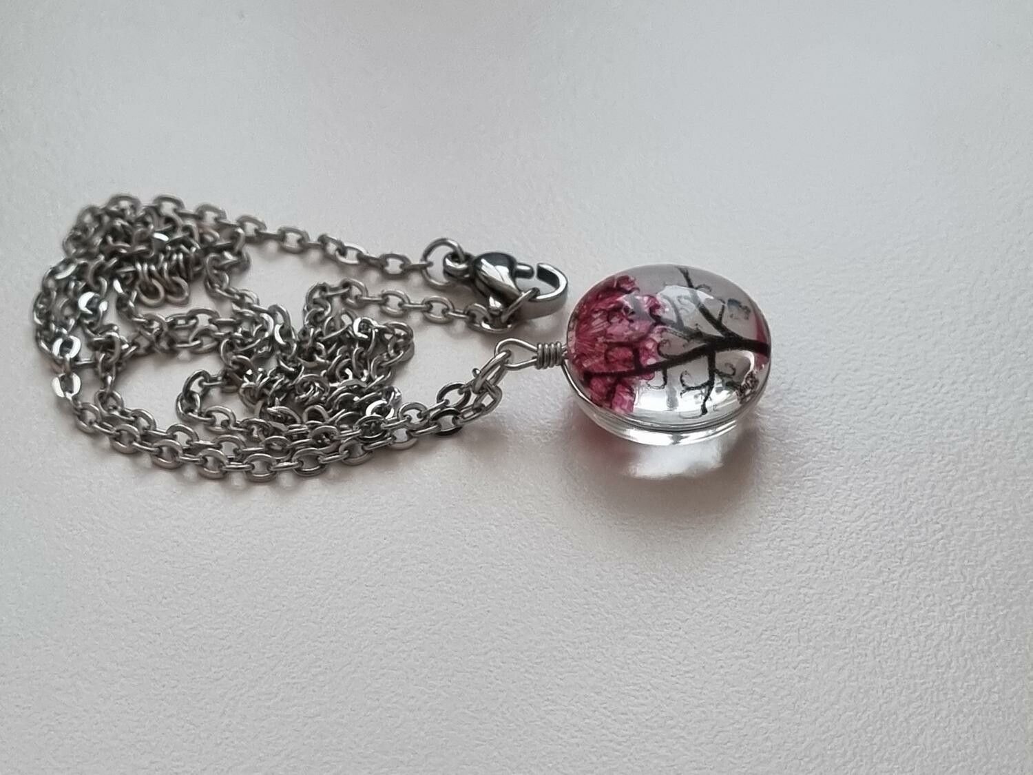 Halsband med rund glasberlock - Lila/cerisefärgat träd (45 cm lång kedja)