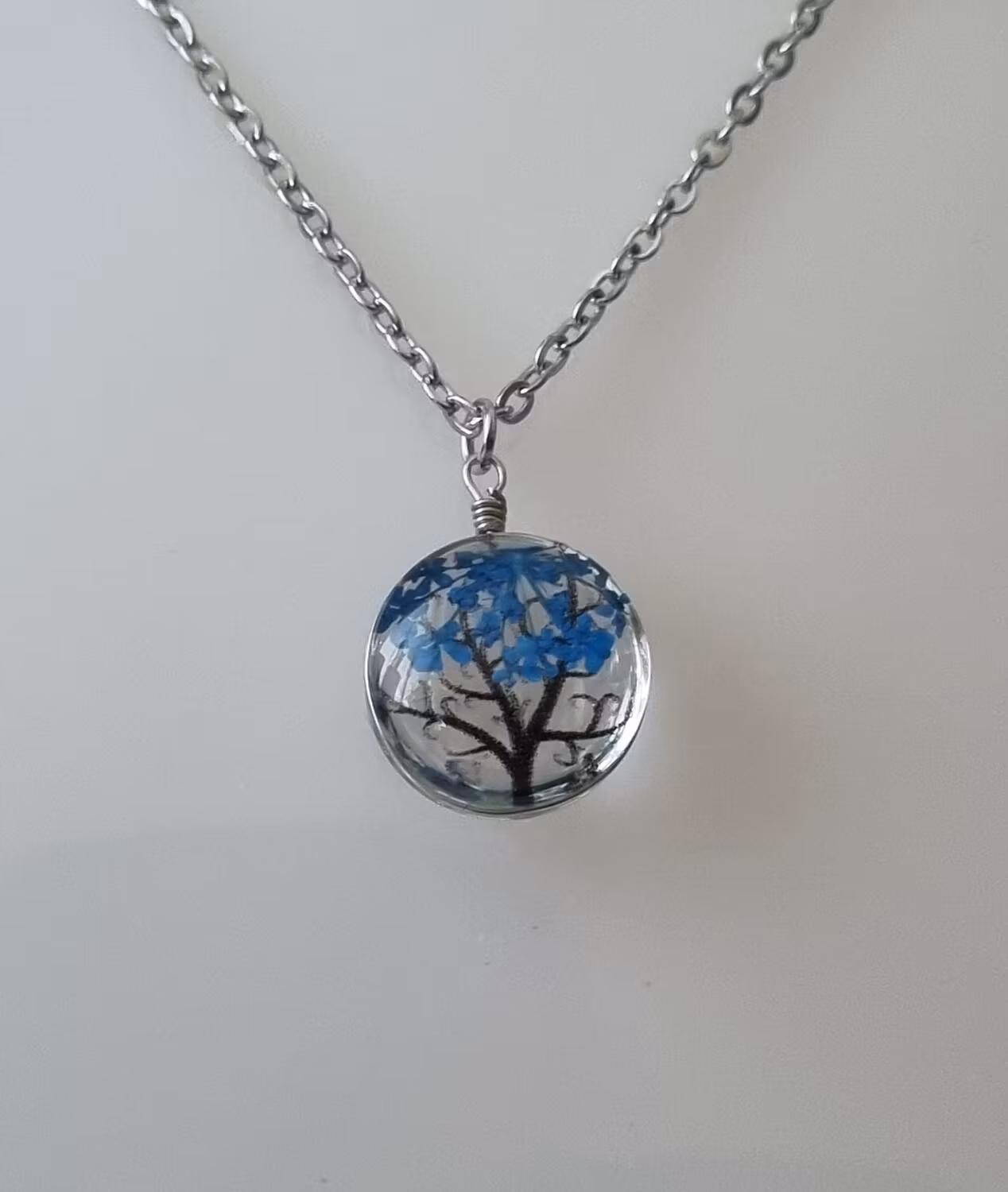 Halsband med rund glasberlock - Blått träd (45 cm lång kedja)