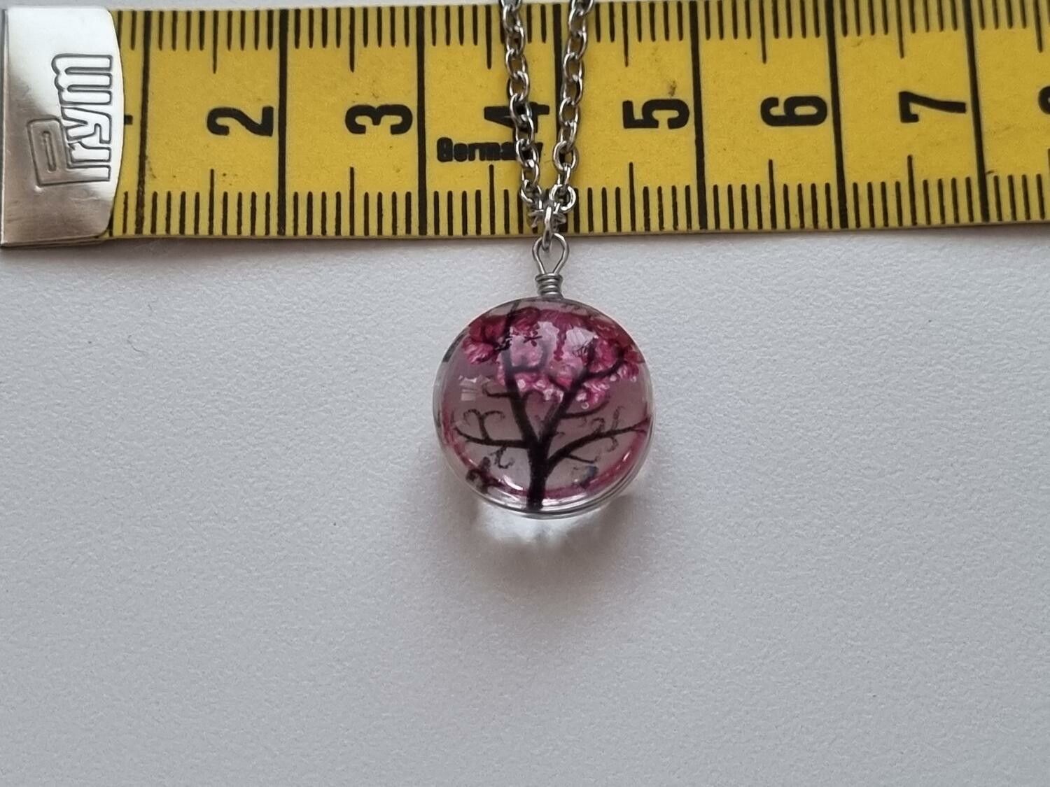 Halsband med rund glasberlock - Lila/cerisefärgat träd (45 cm lång kedja)