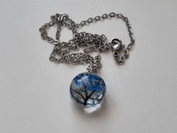 Halsband med rund glasberlock - Blått träd (45 cm lång kedja)