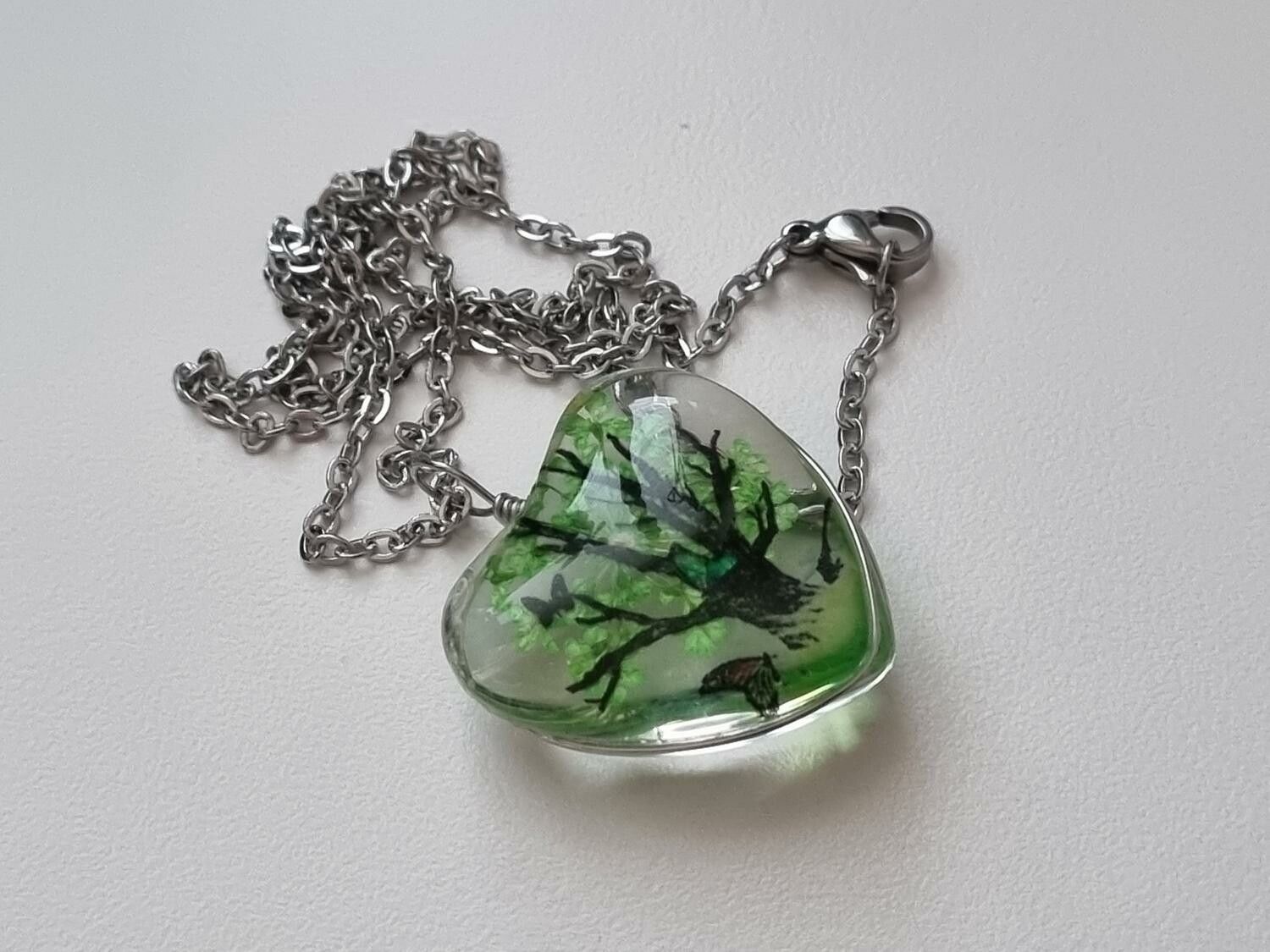 Halsband med hjärtformad glasberlock - Stort träd (45 cm lång kedja) - Grön