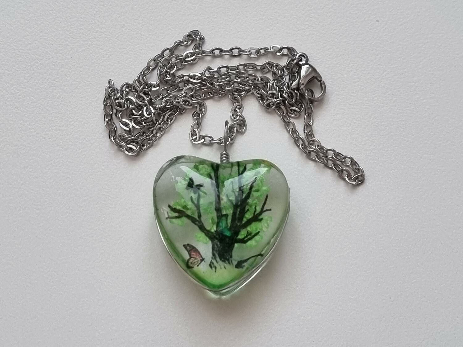 Halsband med hjärtformad glasberlock - Stort träd (45 cm lång kedja) - Grön
