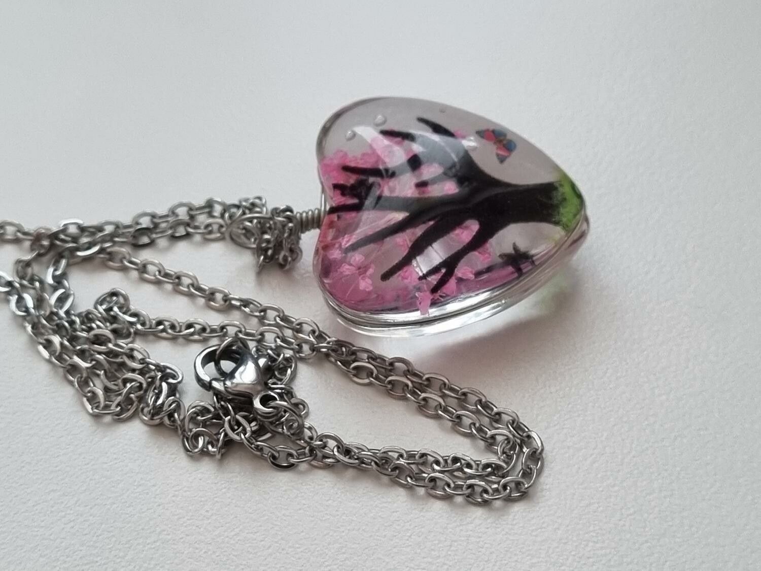 Halsband med hjärtformad glasberlock - Stort träd (45 cm lång kedja) - Cerise