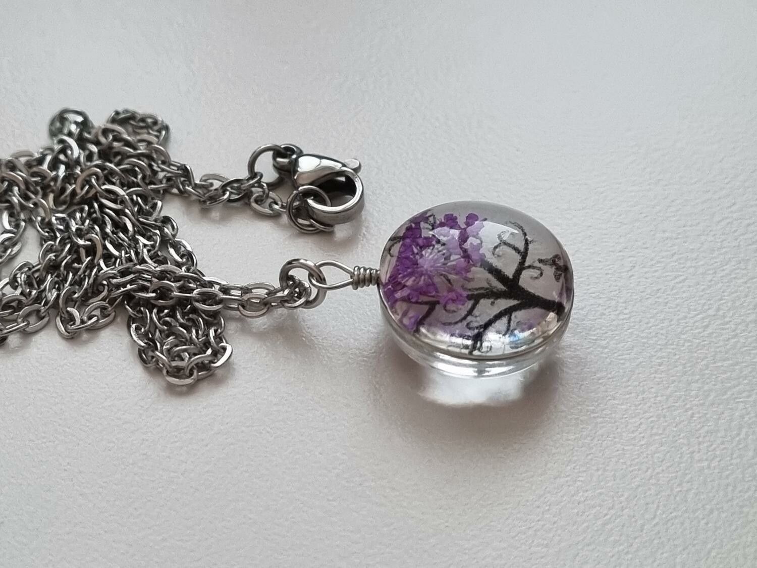 Halsband med rund glasberlock - Lila träd (45 cm lång kedja)