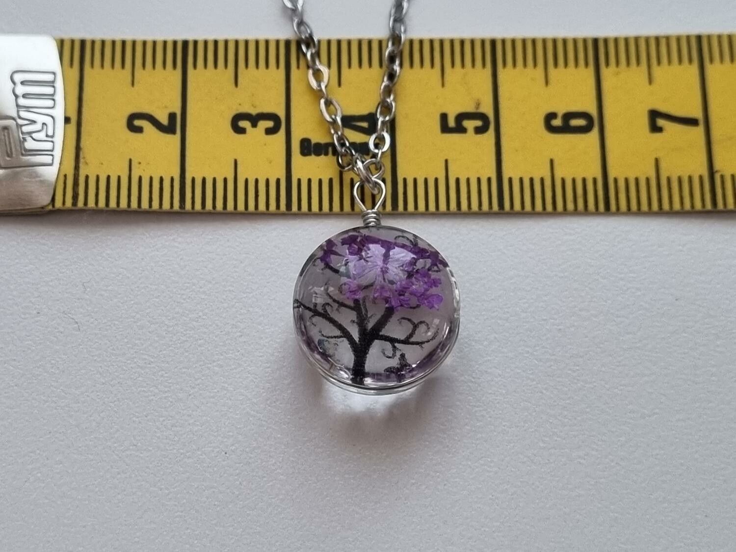 Halsband med rund glasberlock - Lila träd (45 cm lång kedja)