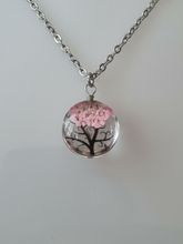 Halsband med rund glasberlock - Rosa träd (45 cm lång kedja)