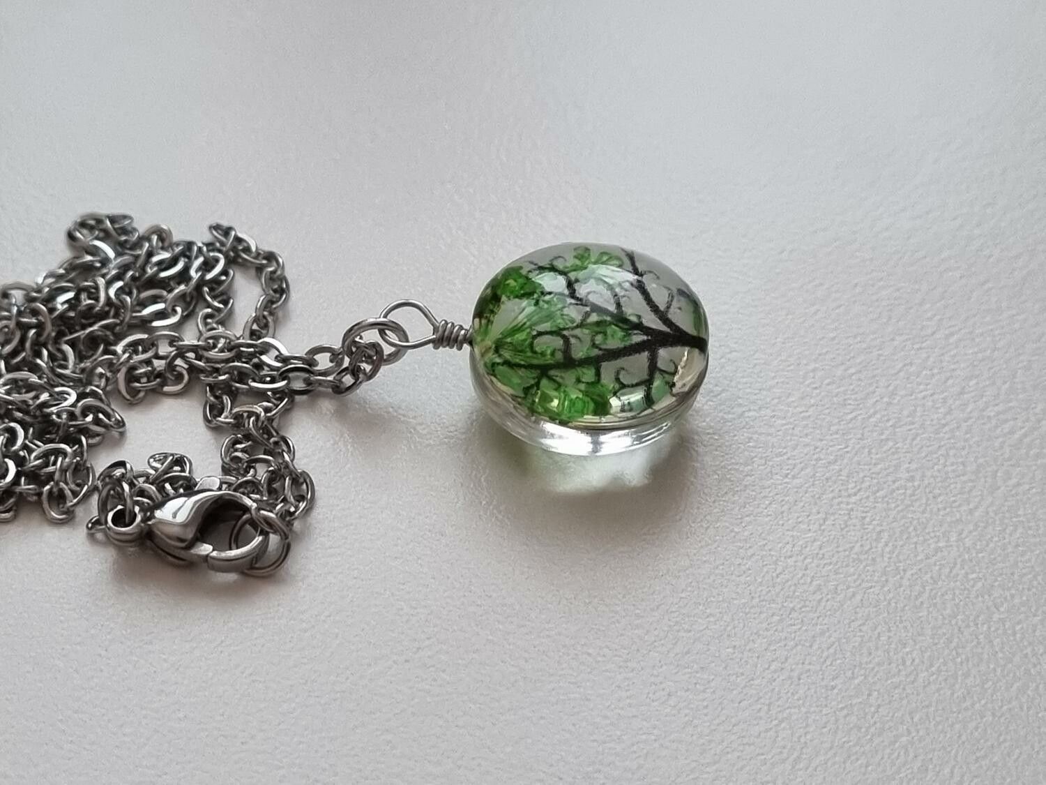 Halsband med rund glasberlock - Grönt träd (45 cm lång kedja)