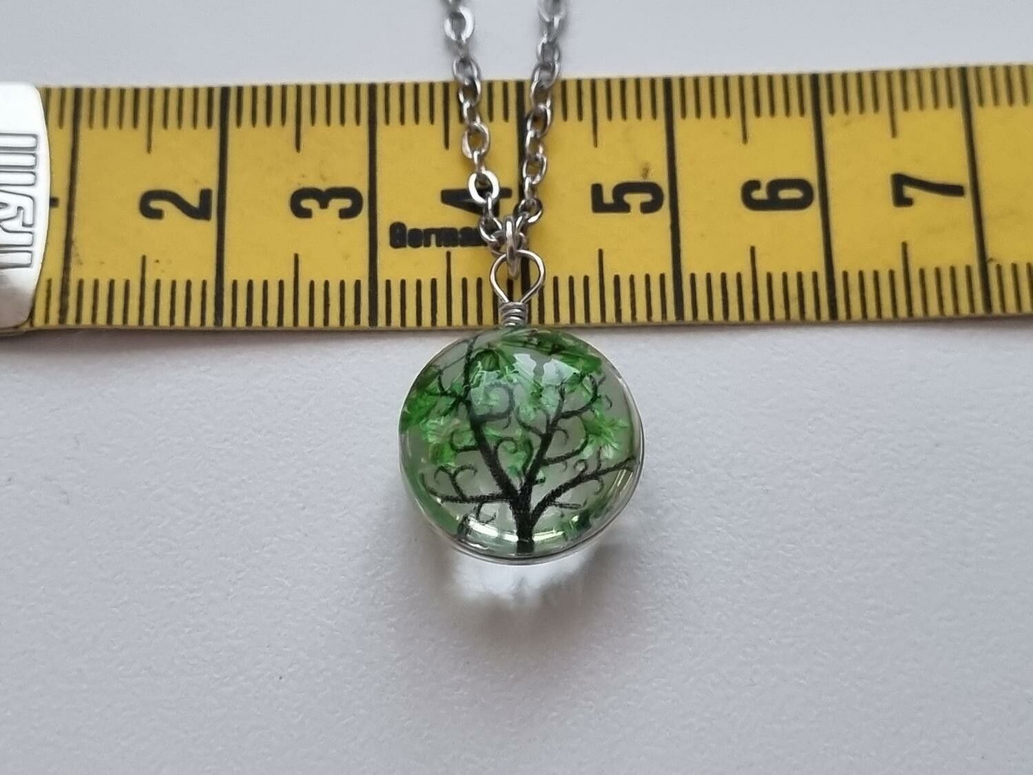 Halsband med rund glasberlock - Grönt träd (45 cm lång kedja)