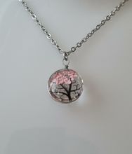 Halsband med rund glasberlock - Sött rosa träd (45 cm lång kedja)