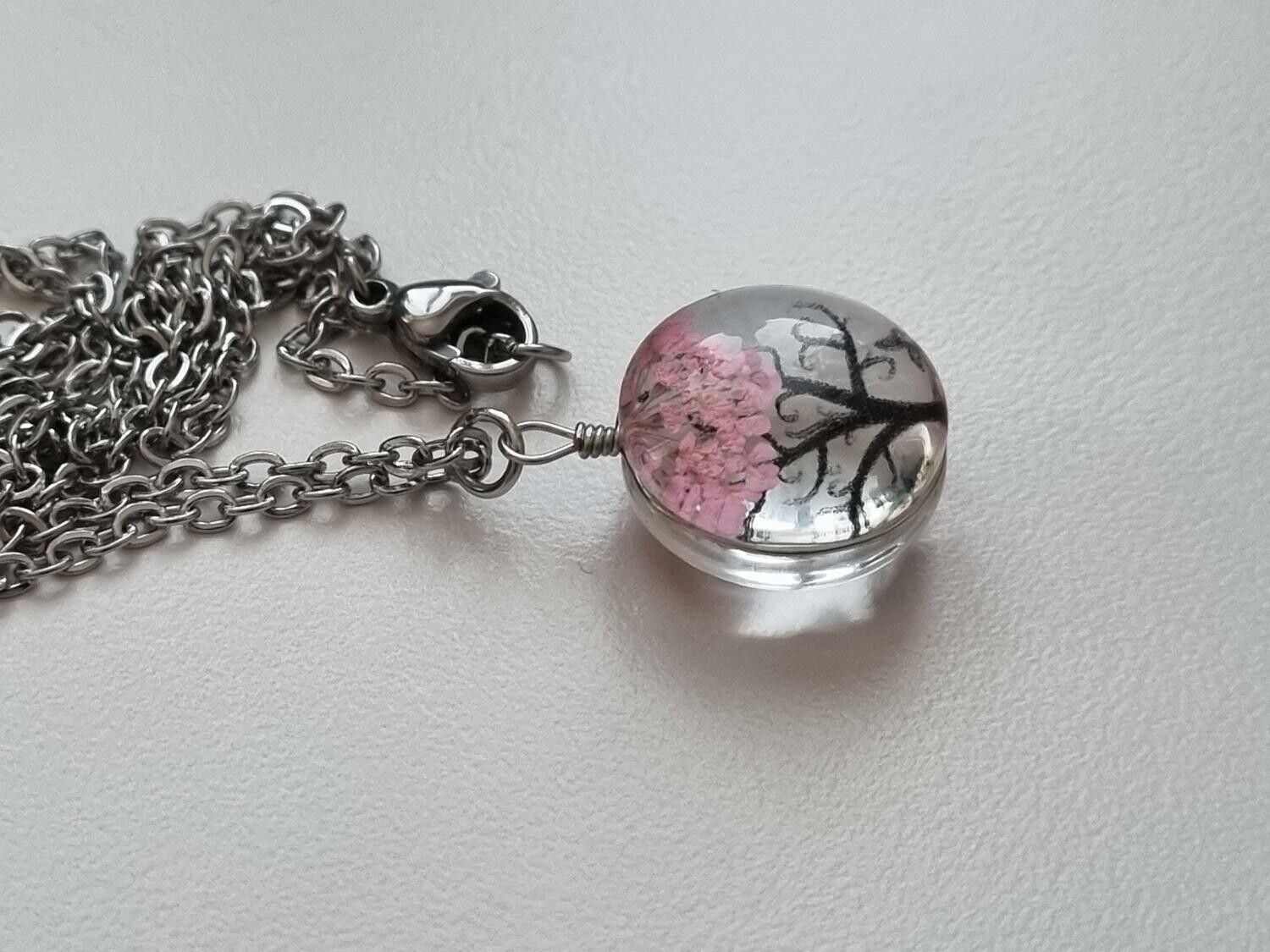 Halsband med rund glasberlock - Rosa träd (45 cm lång kedja)