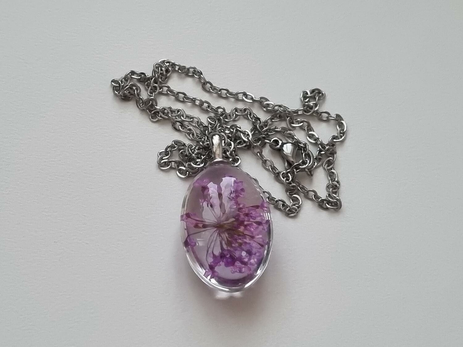 Halsband med oval glasberlock (45 cm lång kedja) - Lila glasberlock