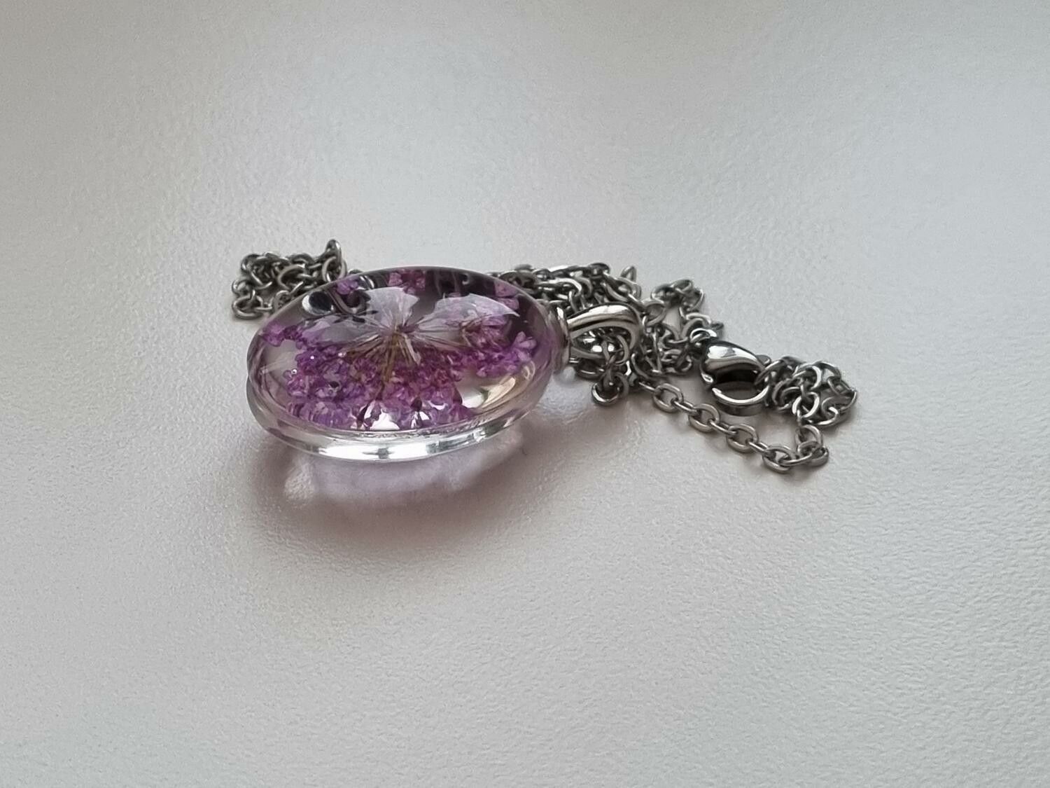 Halsband med oval glasberlock (45 cm lång kedja) - Lila glasberlock