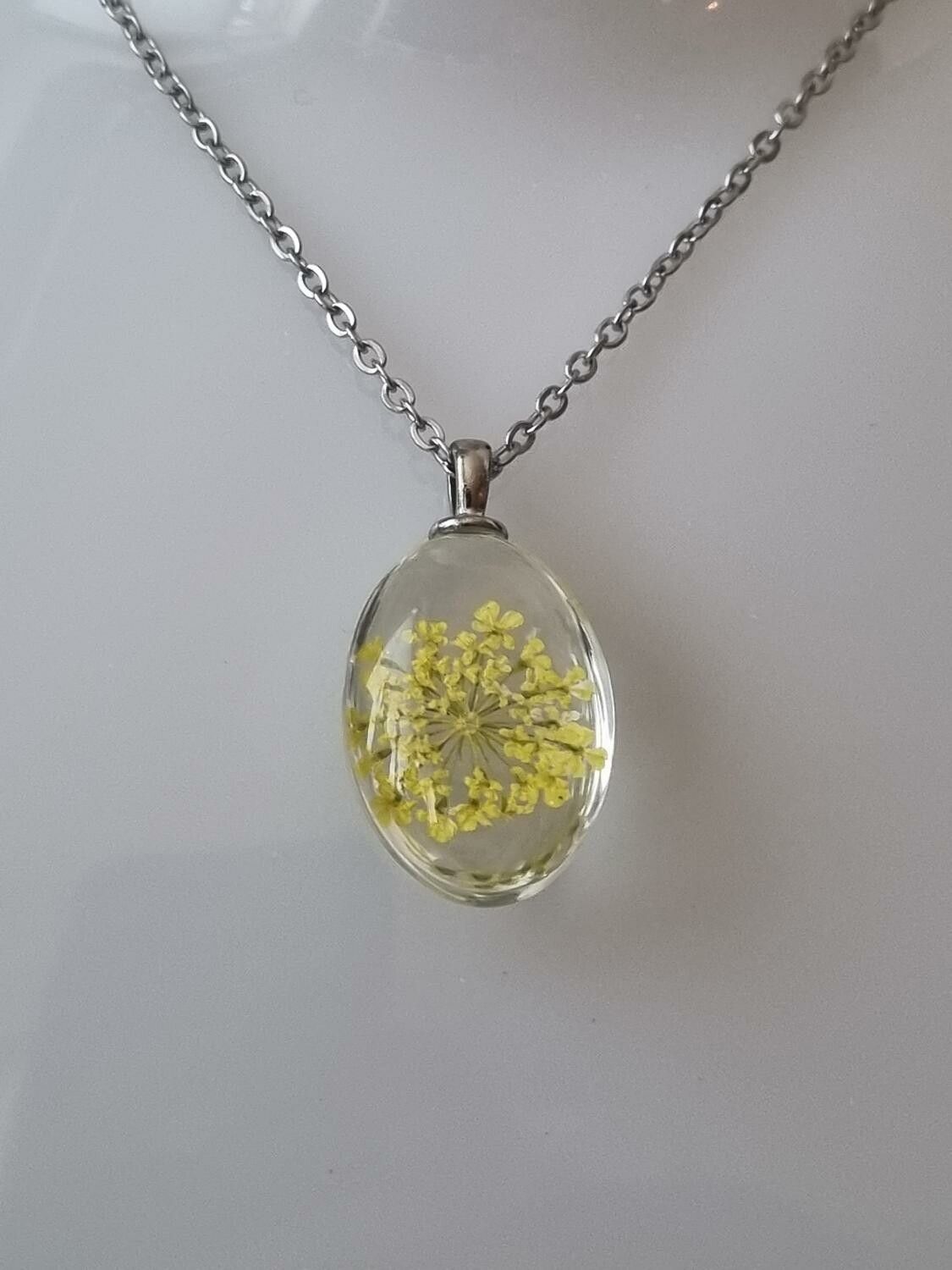 Halsband med oval glasberlock (50 cm lång kedja) - Gul glasberlock