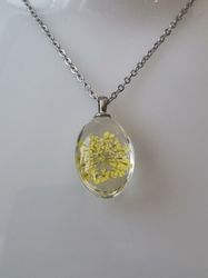 Halsband med oval glasberlock (50 cm lång kedja) - Gul glasberlock