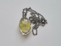 Halsband med oval glasberlock (50 cm lång kedja) - Gul glasberlock