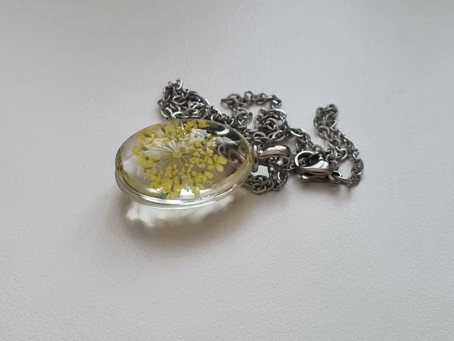 Halsband med oval glasberlock (50 cm lång kedja) - Gul glasberlock