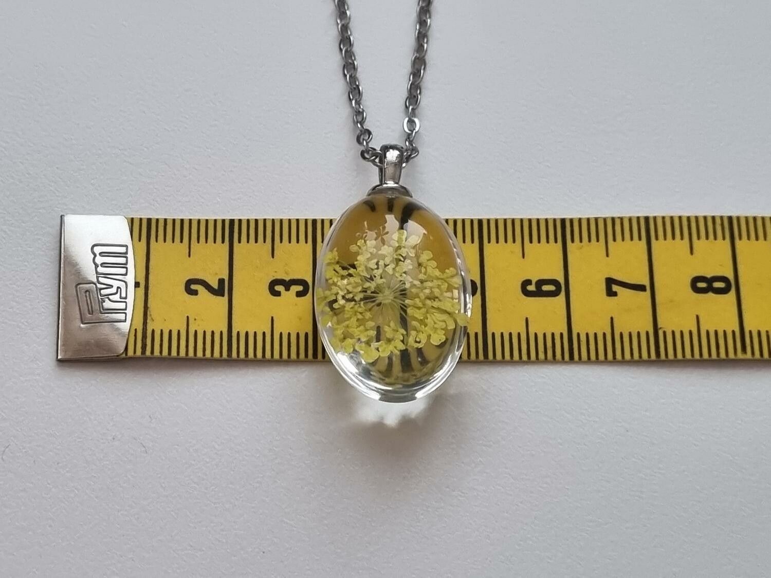 Halsband med oval glasberlock (50 cm lång kedja) - Gul glasberlock