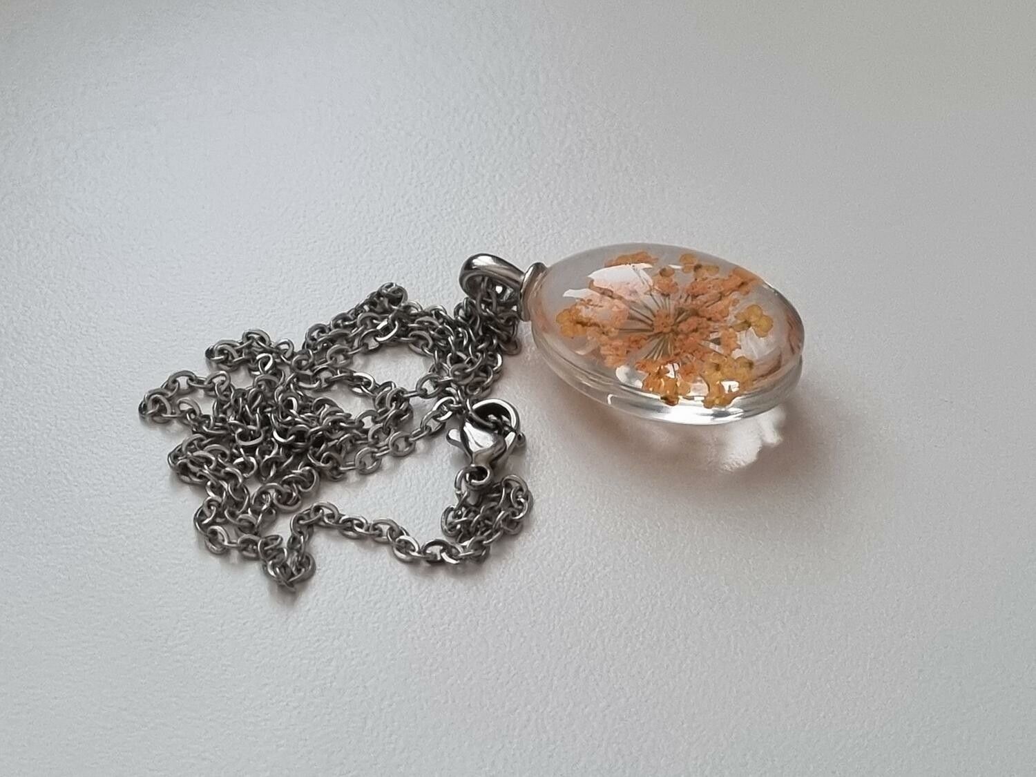 Halsband med oval glasberlock (50 cm lång kedja) - Orange glasberlock