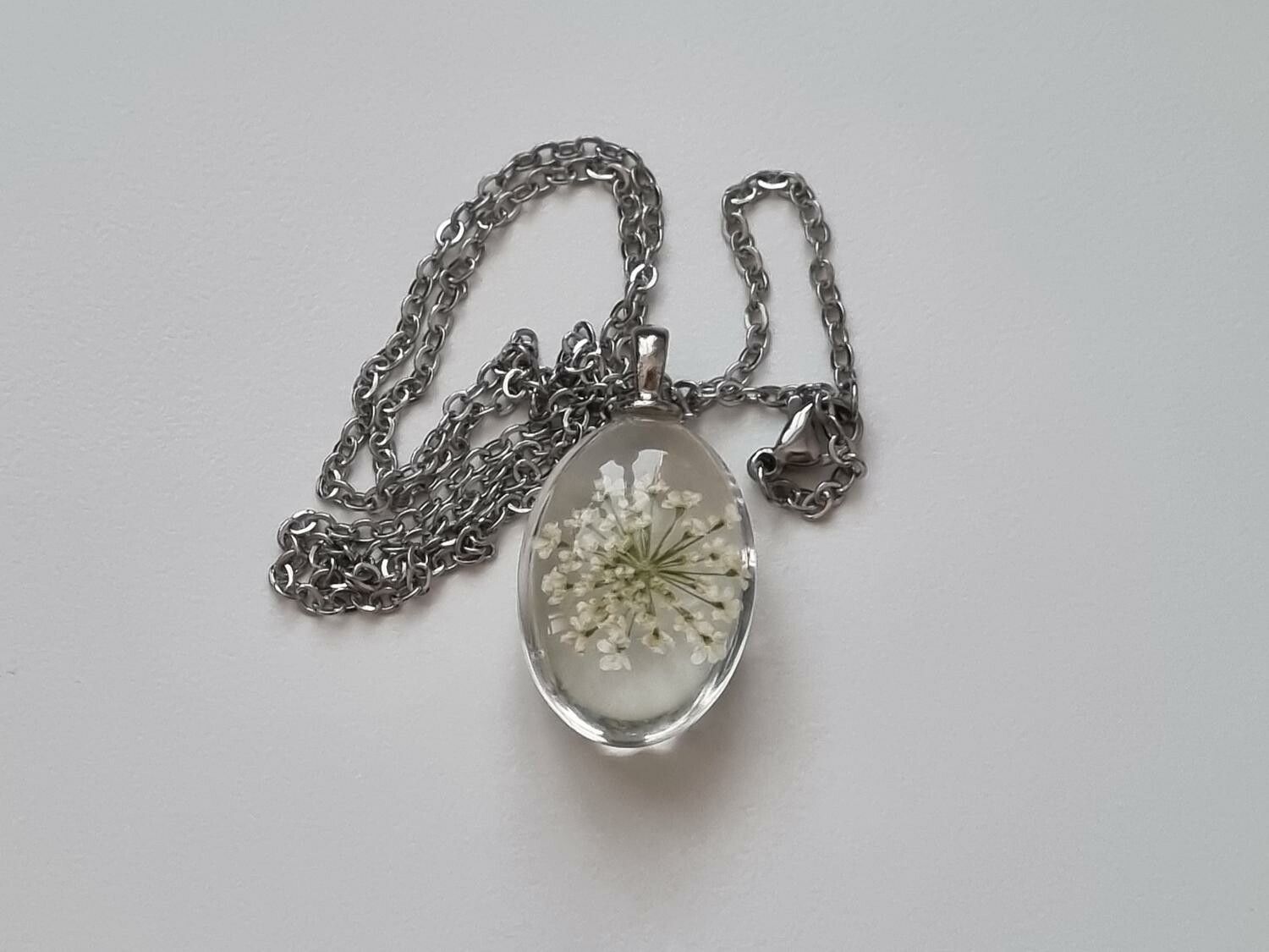 Halsband med oval glasberlock