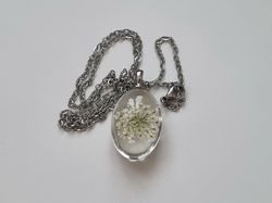 Halsband med oval glasberlock