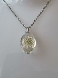 Halsband med oval glasberlock