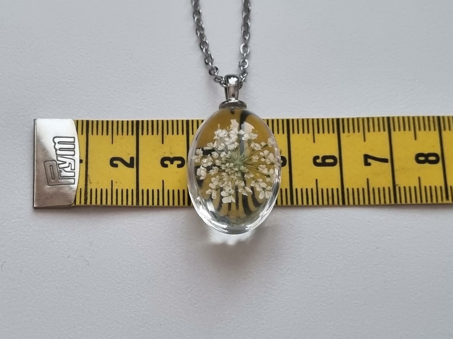 Halsband med oval glasberlock