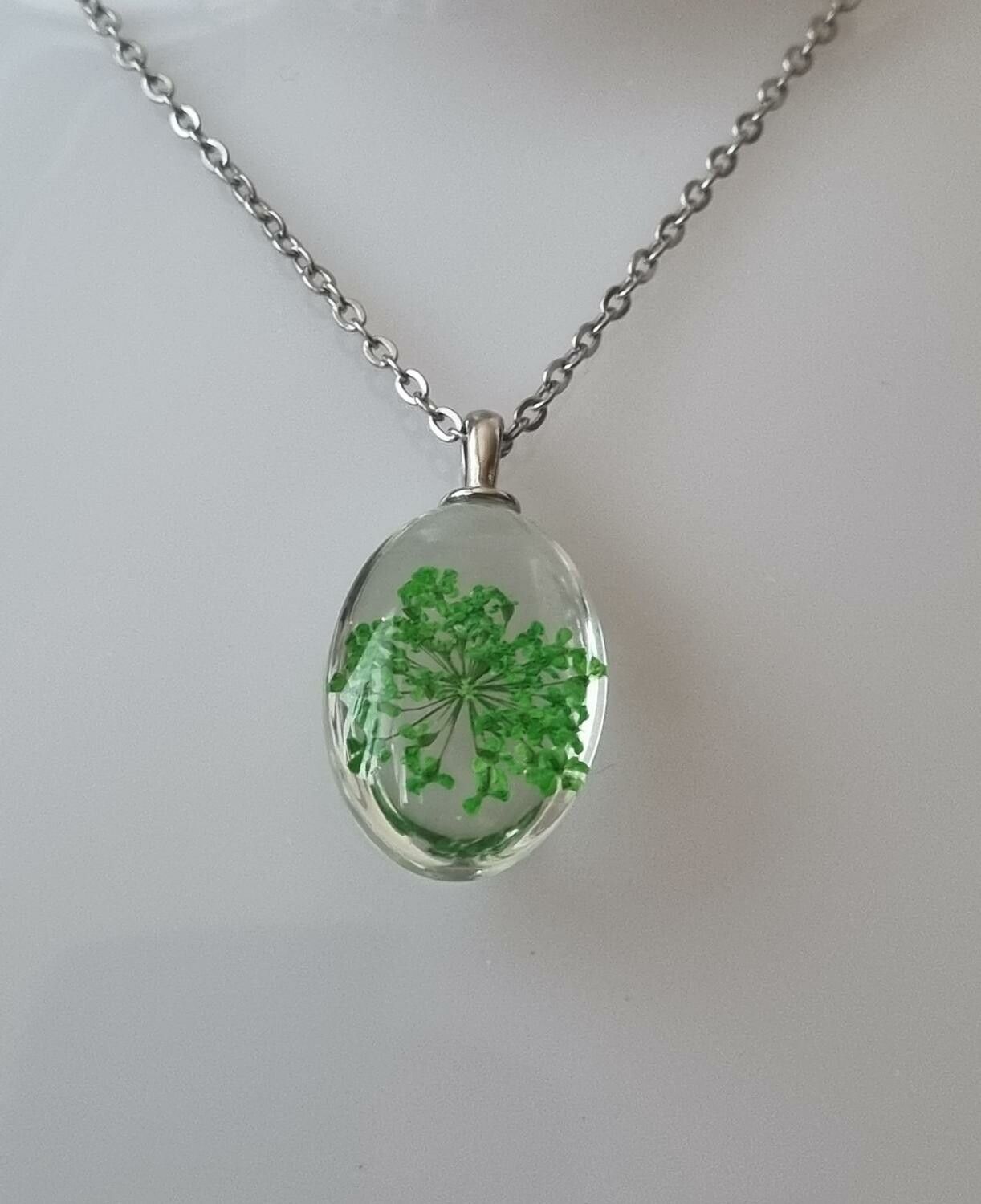 Halsband med oval glasberlock (45 cm lång kedja) - Grön glasberlock