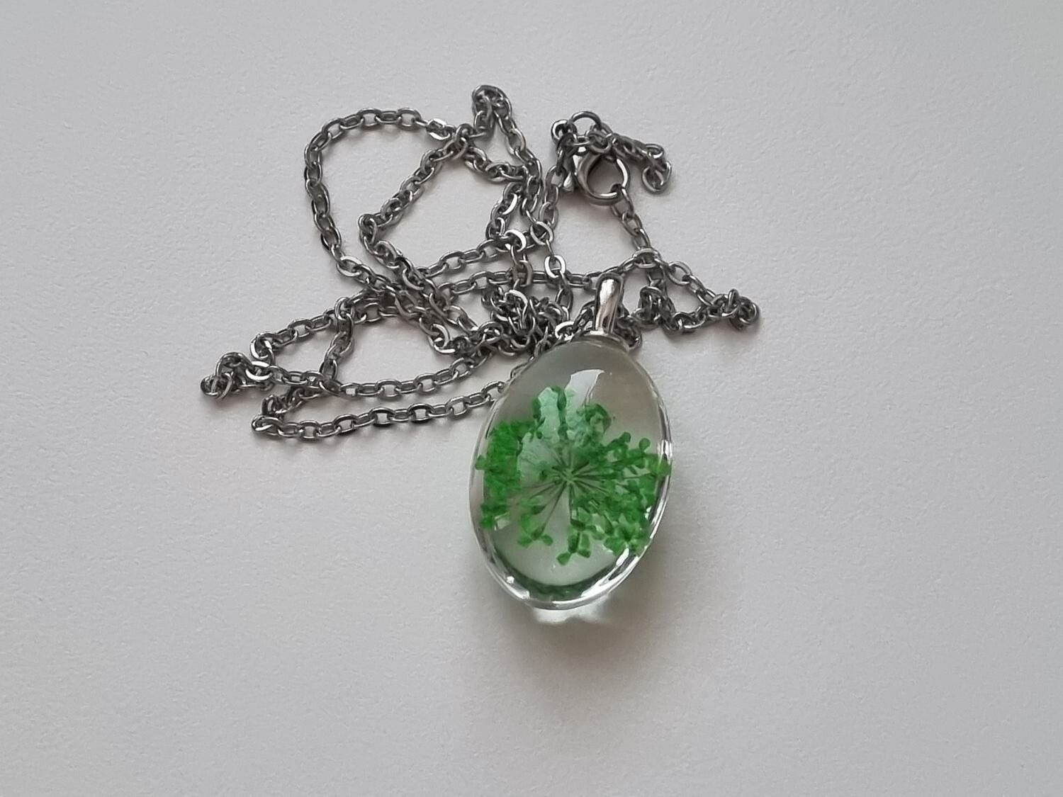 Halsband med oval glasberlock (45 cm lång kedja) - Grön glasberlock